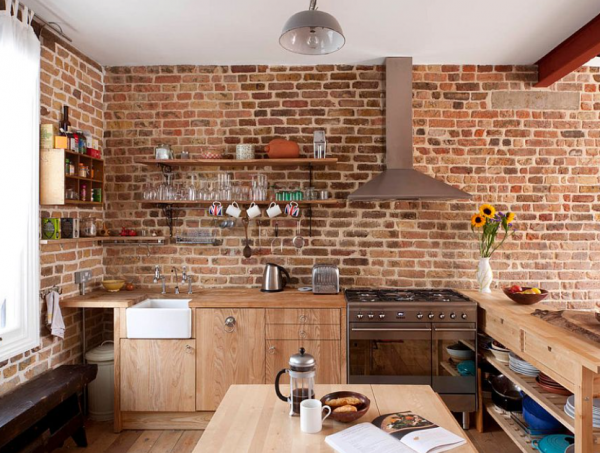 Dapur dengan aksen dinding batu bata yang rustik